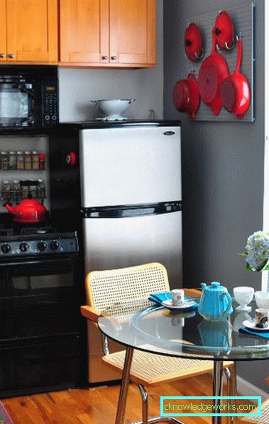 Indesit kaksiosainen jääkaappi Indesit kaksiosainen jääkaappi