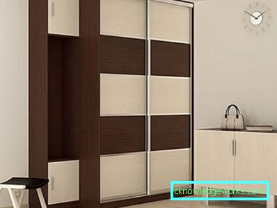 Huonekalujen liukuva vaatekaappi salissa Huonekalujen liukuva vaatekaappi salissa