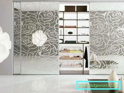 Olohuoneessa oleva vaatekaappi - design-kuvia
