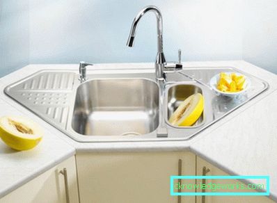 Kulmakaappi keittiössä Kulmakaappi keittiössä