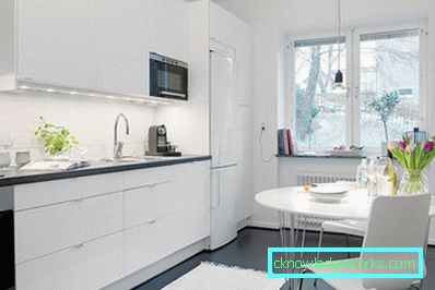 Sisäänrakennettu Electroluxin kaksikammioinen jääkaappi Sisäänrakennettu Electroluxin kaksikammioinen jääkaappi
