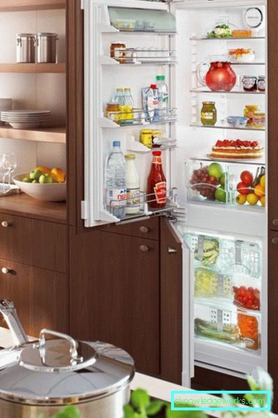 Sisäänrakennettu Electroluxin kaksikammioinen jääkaappi Sisäänrakennettu Electroluxin kaksikammioinen jääkaappi