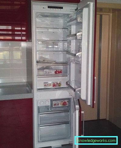 Sisäänrakennettu Electroluxin kaksikammioinen jääkaappi Sisäänrakennettu Electroluxin kaksikammioinen jääkaappi