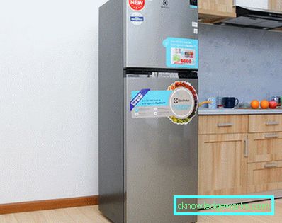 Sisäänrakennettu Electroluxin kaksikammioinen jääkaappi Sisäänrakennettu Electroluxin kaksikammioinen jääkaappi
